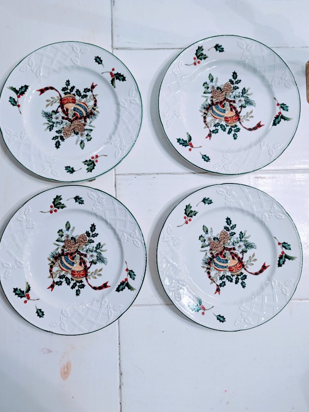 Set 4 NIB Mikasa English Countryside Festive Spirit 8.5 Plates DP005 Christmas